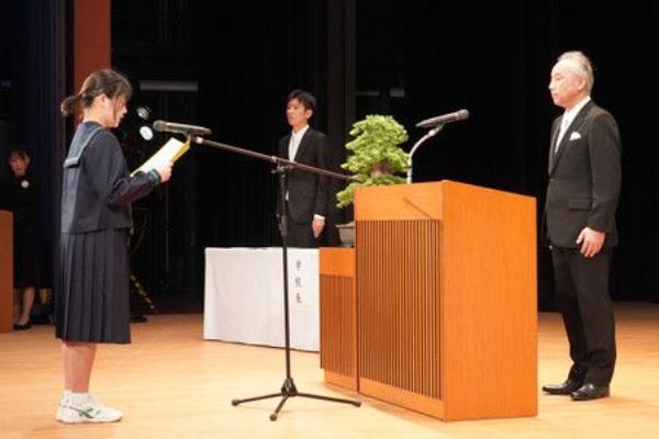 日本中部地震灾区举行入学仪式