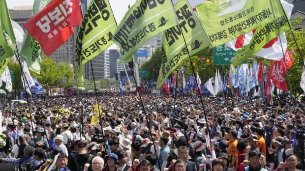 亚洲和欧洲各地的工人和活动人士举行五一集会，呼吁争取更多的劳工权利