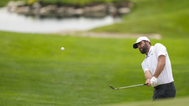 PGA锦标赛开始与阳光和柔软的草皮在肯塔基州的瓦尔哈拉
