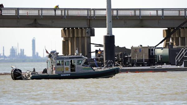 美国海岸警卫队表示，德克萨斯州驳船相撞可能导致2000加仑石油泄漏