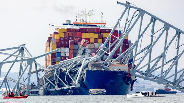 巴尔的摩大桥坍塌的船员仍被困在船上，没有手机
